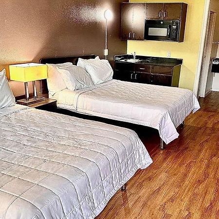Travelodge By Wyndham Baton Rouge East Room photo